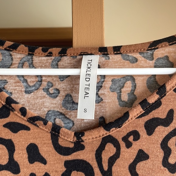 Like New - leopard tunic w/ pockets! So comfy! Pairs well w/ leggings & jeans! - Picture 8 of 8